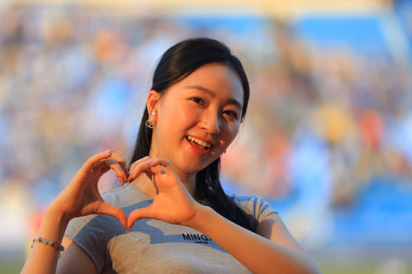 Người đẹp Kim Trà My hồi hộp khi CLB Thép Xanh Nam Định và Đông Á Thanh Hóa chuẩn bị bước vào thi đấu chính thức. “Tôi cổ vũ cho cả hai CLB, hy vọng họ sẽ cống hiến cho khán giả những pha bóng đẹp mắt, lối chơi kỹ thuật. Dù Thép Xanh Nam Định hay Đông Á Thanh Hóa giành Siêu cúp, tôi tin rằng họ hoàn toàn xứng đáng. Vốn dĩ đây là trận đấu của những người hùng”, người đẹp Kim Trà My chia sẻ.