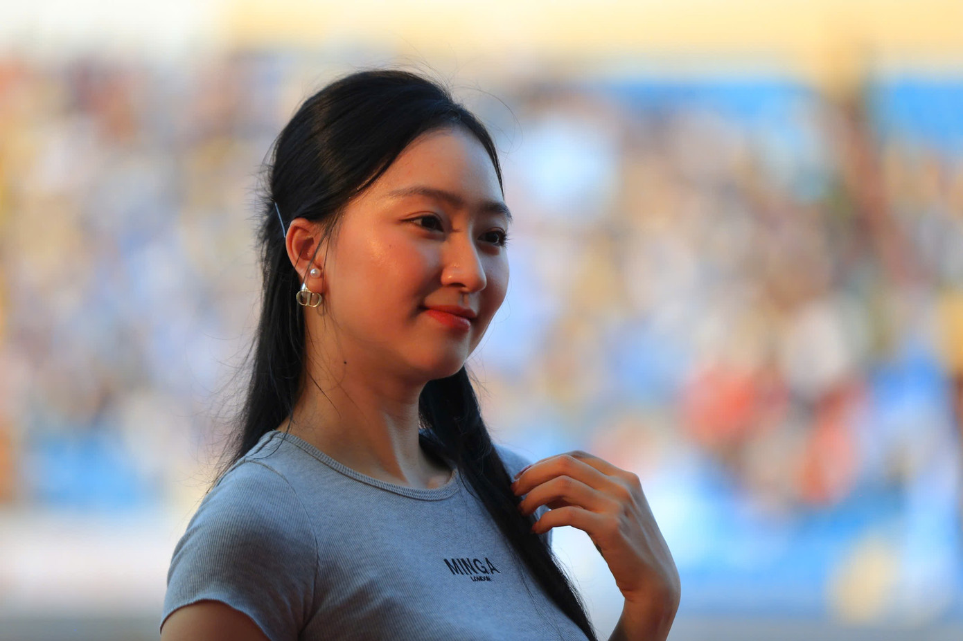 Người đẹp Kim Trà My hồi hộp khi CLB Thép Xanh Nam Định và Đông Á Thanh Hóa chuẩn bị bước vào thi đấu chính thức. “Tôi cổ vũ cho cả hai CLB, hy vọng họ sẽ cống hiến cho khán giả những pha bóng đẹp mắt, lối chơi kỹ thuật. Dù Thép Xanh Nam Định hay Đông Á Thanh Hóa giành Siêu cúp, tôi tin rằng họ hoàn toàn xứng đáng. Vốn dĩ đây là trận đấu của những người hùng”, người đẹp Kim Trà My chia sẻ.