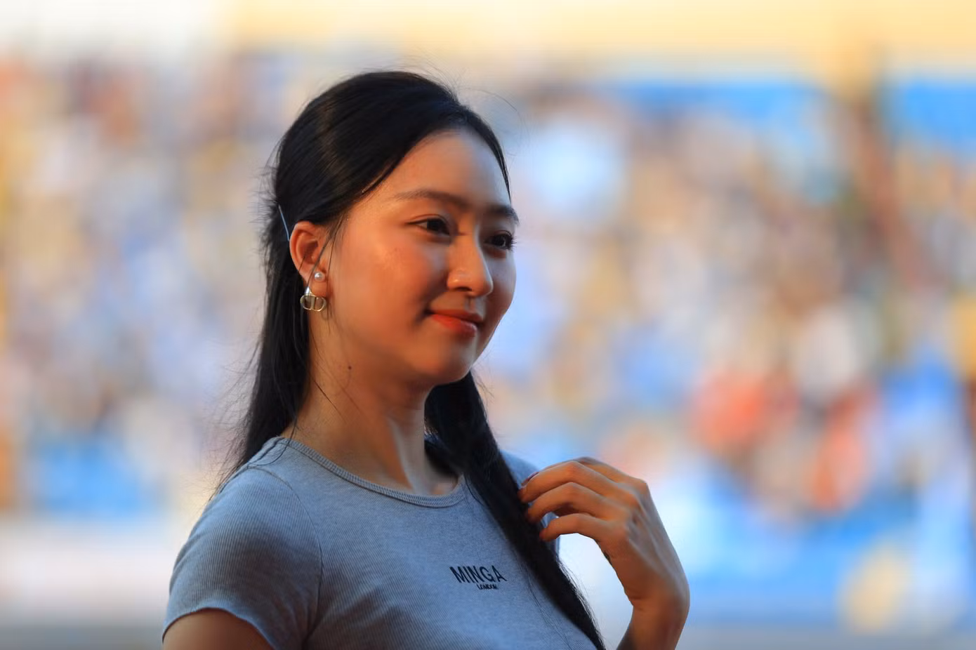 Người đẹp Kim Trà My hồi hộp khi CLB Thép Xanh Nam Định và Đông Á Thanh Hóa chuẩn bị bước vào thi đấu chính thức. “Tôi cổ vũ cho cả hai CLB, hy vọng họ sẽ cống hiến cho khán giả những pha bóng đẹp mắt, lối chơi kỹ thuật. Dù Thép Xanh Nam Định hay Đông Á Thanh Hóa giành Siêu cúp, tôi tin rằng họ hoàn toàn xứng đáng. Vốn dĩ đây là trận đấu của những người hùng”, người đẹp Kim Trà My chia sẻ.