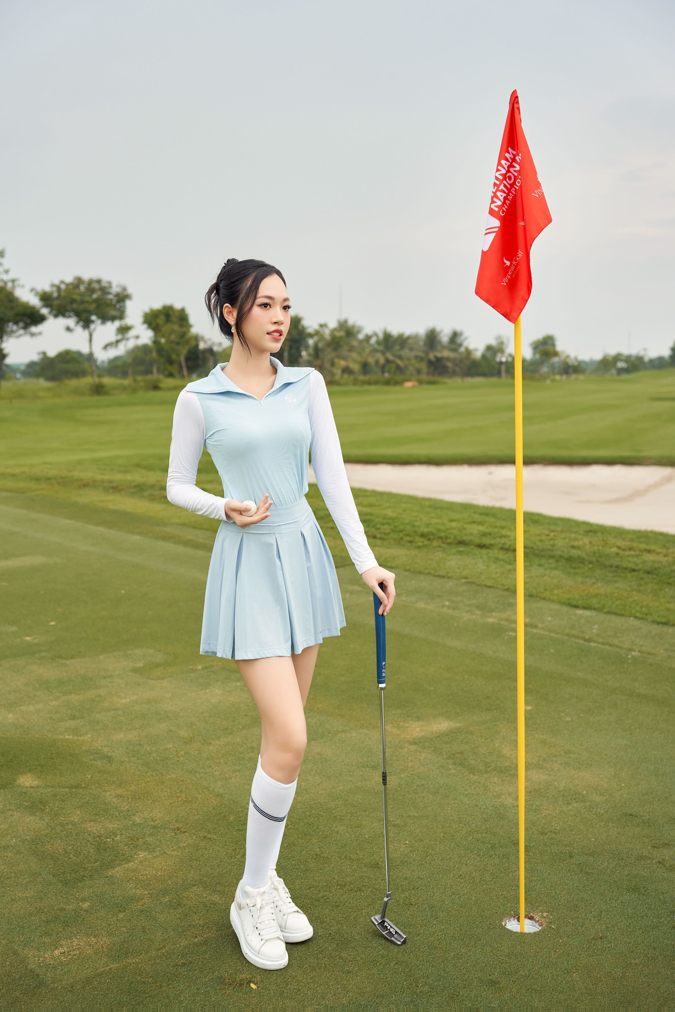 “Tôi biết ơn vì luôn có mọi người bên cạnh, trân trọng những bài học đáng quý và hạnh phúc vì có cơ hội được đặt chân đến với nhiều tỉnh thành trên cả nước thông qua các dự án thiện nguyện. Nhiệm kỳ sắp kết thúc nhưng hành trình của tôi mới chỉ bắt đầu, hy vọng trên con đường sắp tới, mọi người vẫn luôn yêu quý và đồng hành cùng tôi cũng như top 3 Hoa hậu Việt Nam 2022”, người đẹp chia sẻ. “Tôi biết ơn vì luôn có mọi người bên cạnh, trân trọng những bài học đáng quý và hạnh phúc vì có cơ hội được đặt chân đến với nhiều tỉnh thành trên cả nước thông qua các dự án thiện nguyện. Nhiệm kỳ sắp kết thúc nhưng hành trình của tôi mới chỉ bắt đầu, hy vọng trên con đường sắp tới, mọi người vẫn luôn yêu quý và đồng hành cùng tôi cũng như top 3 Hoa hậu Việt Nam 2022”, người đẹp chia sẻ.