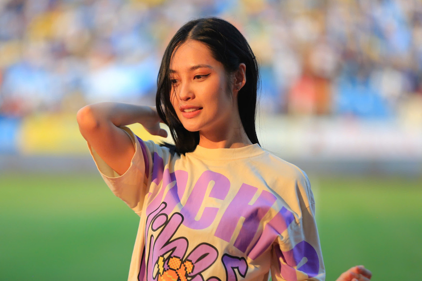 Hoa hậu Nông Thúy Hằng có mặt từ sớm, bày tỏ sự háo hức về trận cầu nảy lửa giữa đương kim Vô địch Quốc gia (CLB Thép Xanh Nam Định) và nhà Vô địch Cúp Quốc gia, đương kim vô địch Siêu Cúp bóng đá Quốc gia 2023 (CLB Đông Á Thanh Hóa).