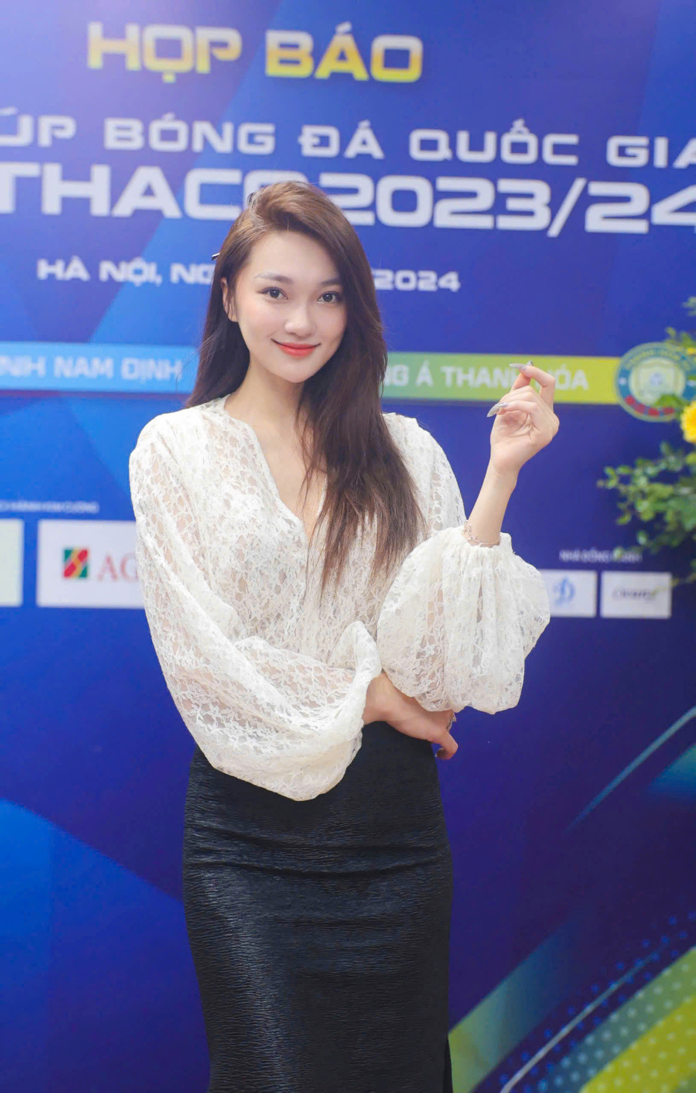 “Ở trận Siêu cúp năm ngoái, Đông Á Thanh Hoá đã giành chiến thắng một cách thuyết phục. Năm nay, tôi cổ vũ cho Thép Xanh Nam Định. Hy vọng cả hai đội sẽ mang đến cho khán giả một trận cầu mãn nhãn, đỉnh cao”, cô nhấn mạnh. “Ở trận Siêu cúp năm ngoái, Đông Á Thanh Hoá đã giành chiến thắng một cách thuyết phục. Năm nay, tôi cổ vũ cho Thép Xanh Nam Định. Hy vọng cả hai đội sẽ mang đến cho khán giả một trận cầu mãn nhãn, đỉnh cao”, cô nhấn mạnh.