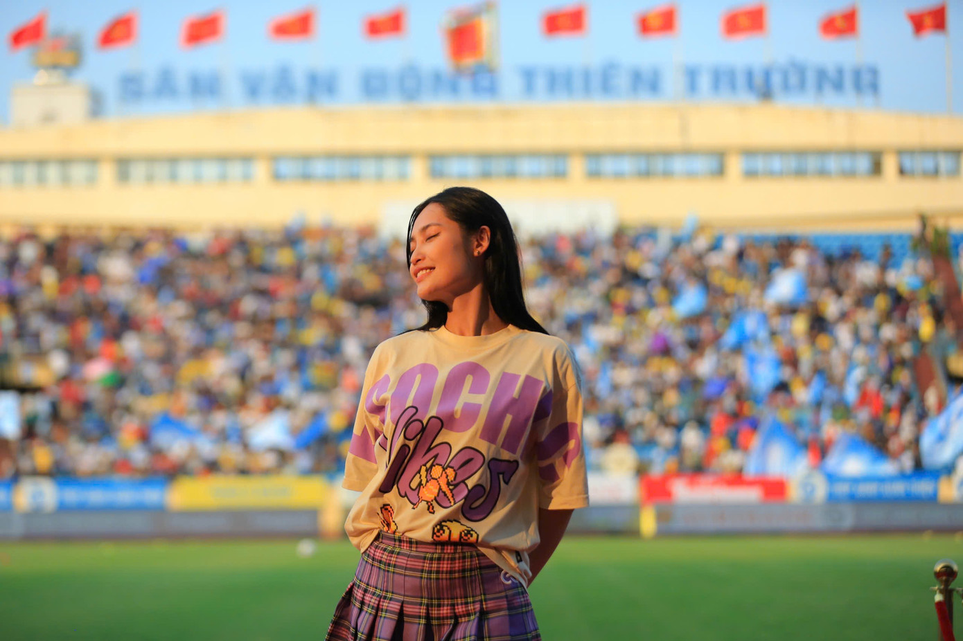 “Sân vận động Thiên Trường đang nóng lên từng phút trước trận Siêu Cúp bóng đá Quốc gia - Cúp THACO 2023/2024. Đây sẽ là trận đấu kịch tính, thực sự như tên gọi của nó. Khó để dự đoán nhà vô địch của siêu cúp năm nay. Tôi tin rằng cả hai CLB đã chuẩn bị đội hình mạnh nhất với chiến thuật tốt nhất cho màn giao tranh này”, Hoa hậu Nông Thúy Hằng chia sẻ.