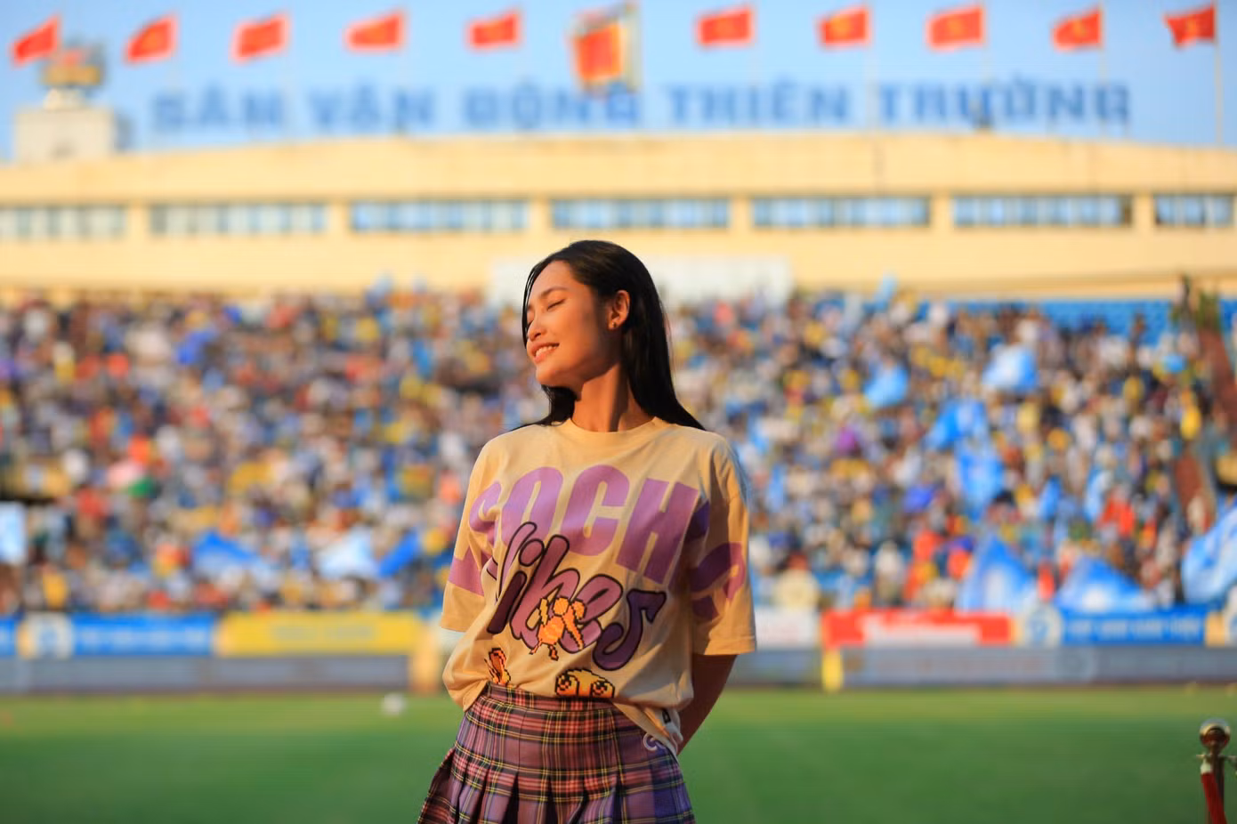 “Sân vận động Thiên Trường đang nóng lên từng phút trước trận Siêu Cúp bóng đá Quốc gia - Cúp THACO 2023/2024. Đây sẽ là trận đấu kịch tính, thực sự như tên gọi của nó. Khó để dự đoán nhà vô địch của siêu cúp năm nay. Tôi tin rằng cả hai CLB đã chuẩn bị đội hình mạnh nhất với chiến thuật tốt nhất cho màn giao tranh này”, Hoa hậu Nông Thúy Hằng chia sẻ.