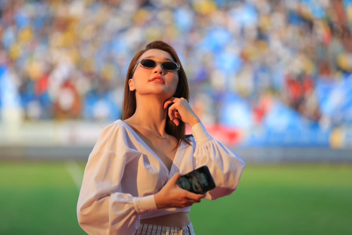 Có mặt trên sân Thiên Trường, người đẹp Ngọc Nữ bất ngờ khi lượng cổ động viên đổ về ngày càng nhiều, lấp kín khán đài.