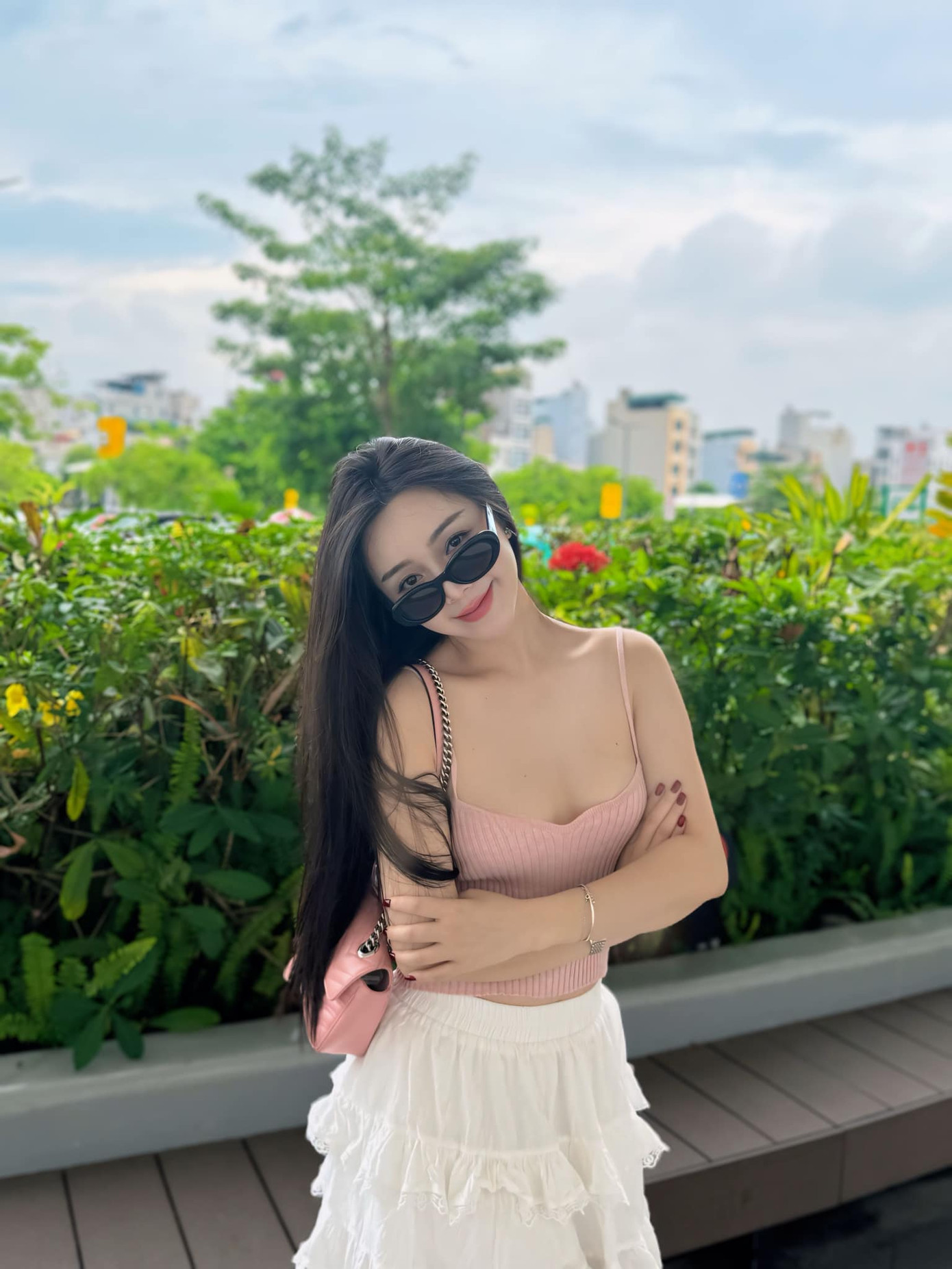 Đời thường Quỳnh Kool chuộng phong cách sexy với áo, váy hai dây.