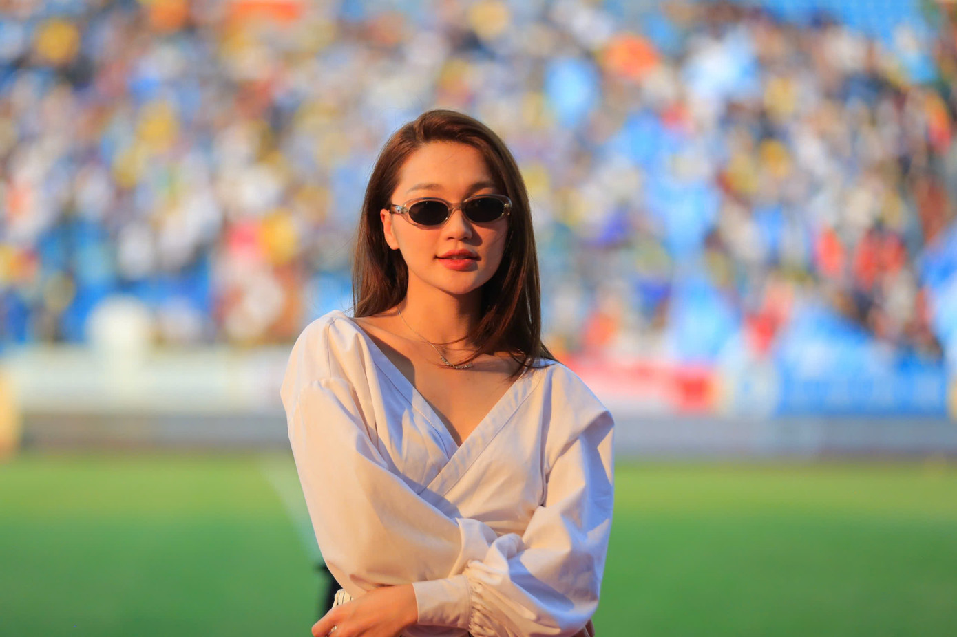 “Tôi thực sự choáng ngợp khi chứng kiến sự cuồng nhiệt của các cổ động viên dành cho bóng đá nói chung và hai CLB nói riêng. Sức nóng từ khán đài có ý nghĩa quan trọng, giúp Thép Xanh Nam Định và Đông Á Thanh Hóa thi đấu hưng phấn, quyết tâm giành chiến thắng”, người đẹp Ngọc Nữ bày tỏ.
