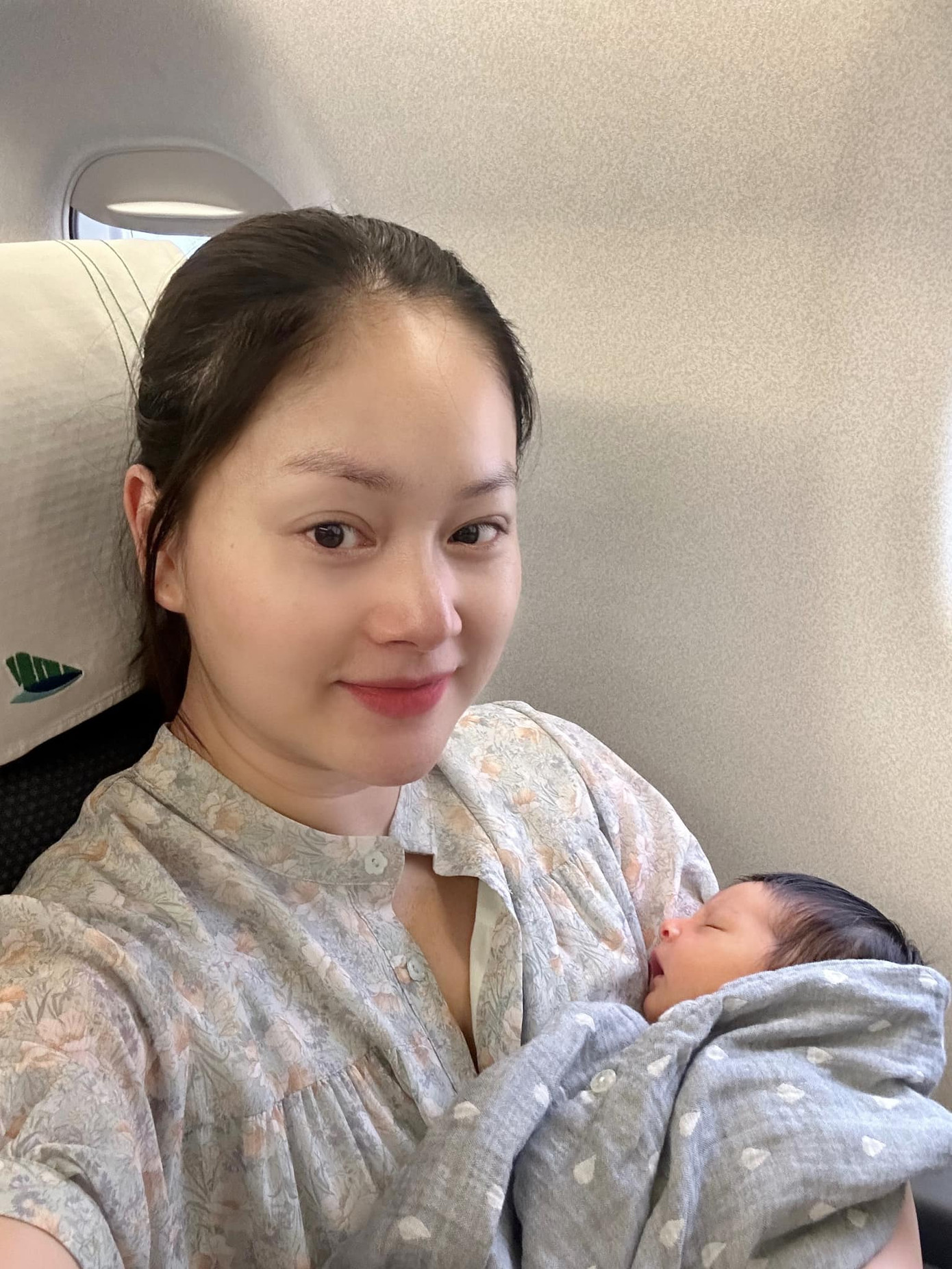 Những khoảnh khắc đời thường của Lan Phương sau khi sinh con thứ 2.