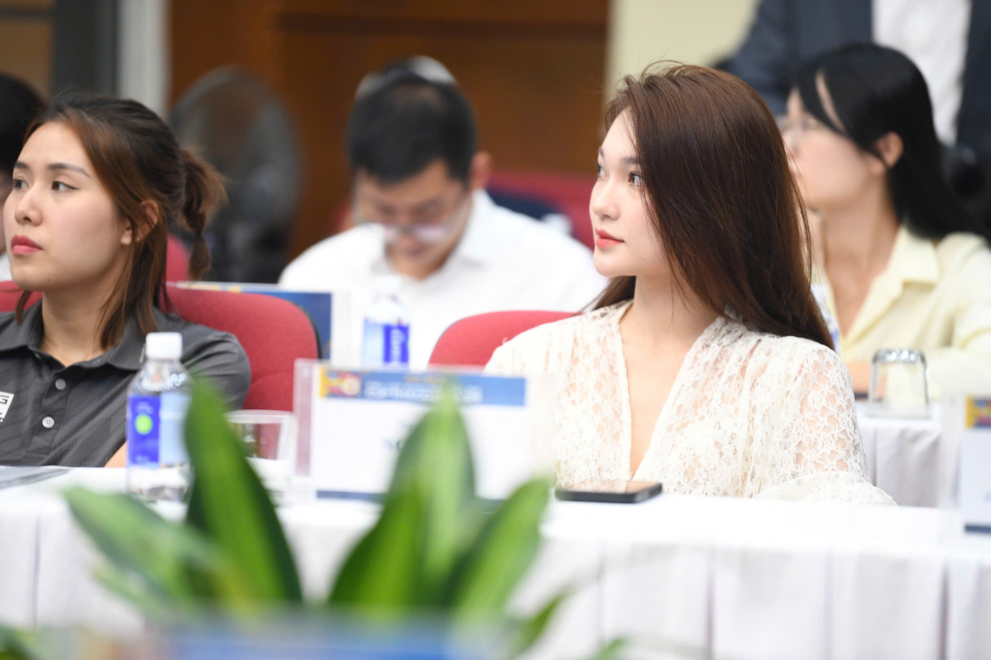 “Tôi khá hào hứng khi tham dự họp báo Siêu Cúp bóng đá Quốc gia - Cúp THACO 2023/2024 ngay trước thềm kỳ nghỉ lễ. Trận siêu cúp diễn ra ngày 31/8 - vừa là dịp mọi người có thời gian nghỉ ngơi vừa có thể theo dõi trận đấu siêu kịch tính. Với sự đầu tư chỉn chu từ các đơn vị tổ chức và nhà tài trợ đồng hành cũng như quyết tâm giành chiến thắng của hai đội, đây sẽ là một trong những trận đấu đáng để trông đợi mùa hè này”, Ngọc Nữ cho hay. “Tôi khá hào hứng khi tham dự họp báo Siêu Cúp bóng đá Quốc gia - Cúp THACO 2023/2024 ngay trước thềm kỳ nghỉ lễ. Trận siêu cúp diễn ra ngày 31/8 - vừa là dịp mọi người có thời gian nghỉ ngơi vừa có thể theo dõi trận đấu siêu kịch tính. Với sự đầu tư chỉn chu từ các đơn vị tổ chức và nhà tài trợ đồng hành cũng như quyết tâm giành chiến thắng của hai đội, đây sẽ là một trong những trận đấu đáng để trông đợi mùa hè này”, Ngọc Nữ cho hay.