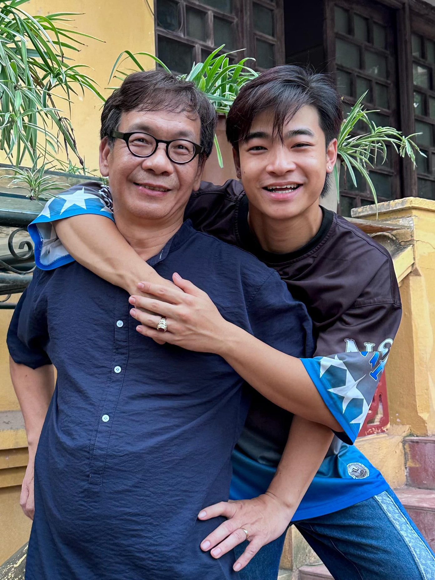 Tạo hình của Võ Hoài Vũ trong phim Đi giữa trời rực rỡ.