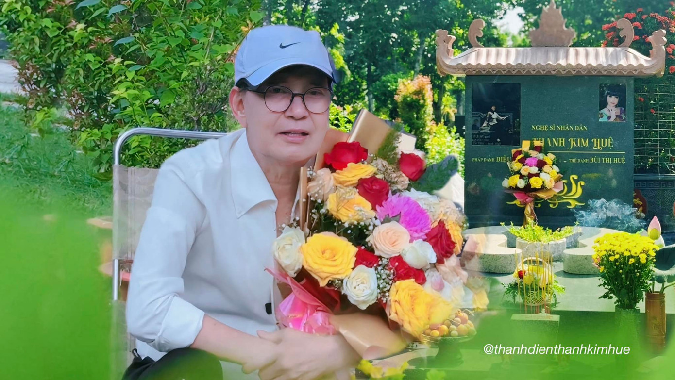 NSND Thanh Điền thăm mộ NSND Thanh Kim Huệ sau thời gian nằm viện. NSND Thanh Điền thăm mộ NSND Thanh Kim Huệ sau thời gian nằm viện.