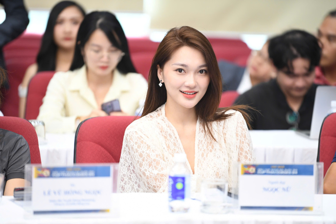 Cùng tham dự họp báo, người đẹp Ngọc Nữ tin tưởng CLB Thép Xanh Nam Định có thể làm nên kỳ tích. Cùng tham dự họp báo, người đẹp Ngọc Nữ tin tưởng CLB Thép Xanh Nam Định có thể làm nên kỳ tích.