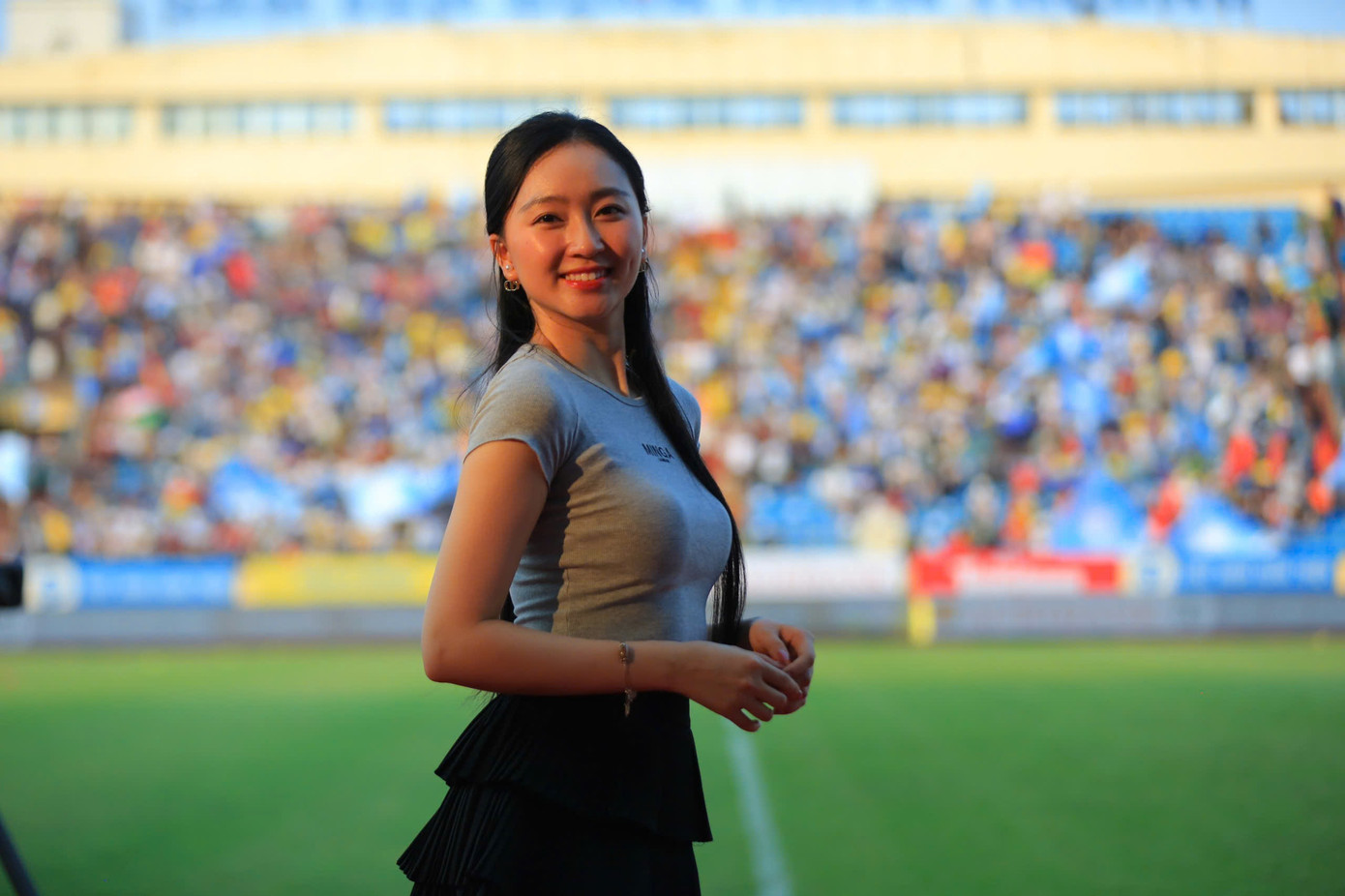 Người đẹp Kim Trà My hồi hộp khi CLB Thép Xanh Nam Định và Đông Á Thanh Hóa chuẩn bị bước vào thi đấu chính thức. “Tôi cổ vũ cho cả hai CLB, hy vọng họ sẽ cống hiến cho khán giả những pha bóng đẹp mắt, lối chơi kỹ thuật. Dù Thép Xanh Nam Định hay Đông Á Thanh Hóa giành Siêu cúp, tôi tin rằng họ hoàn toàn xứng đáng. Vốn dĩ đây là trận đấu của những người hùng”, người đẹp Kim Trà My chia sẻ.