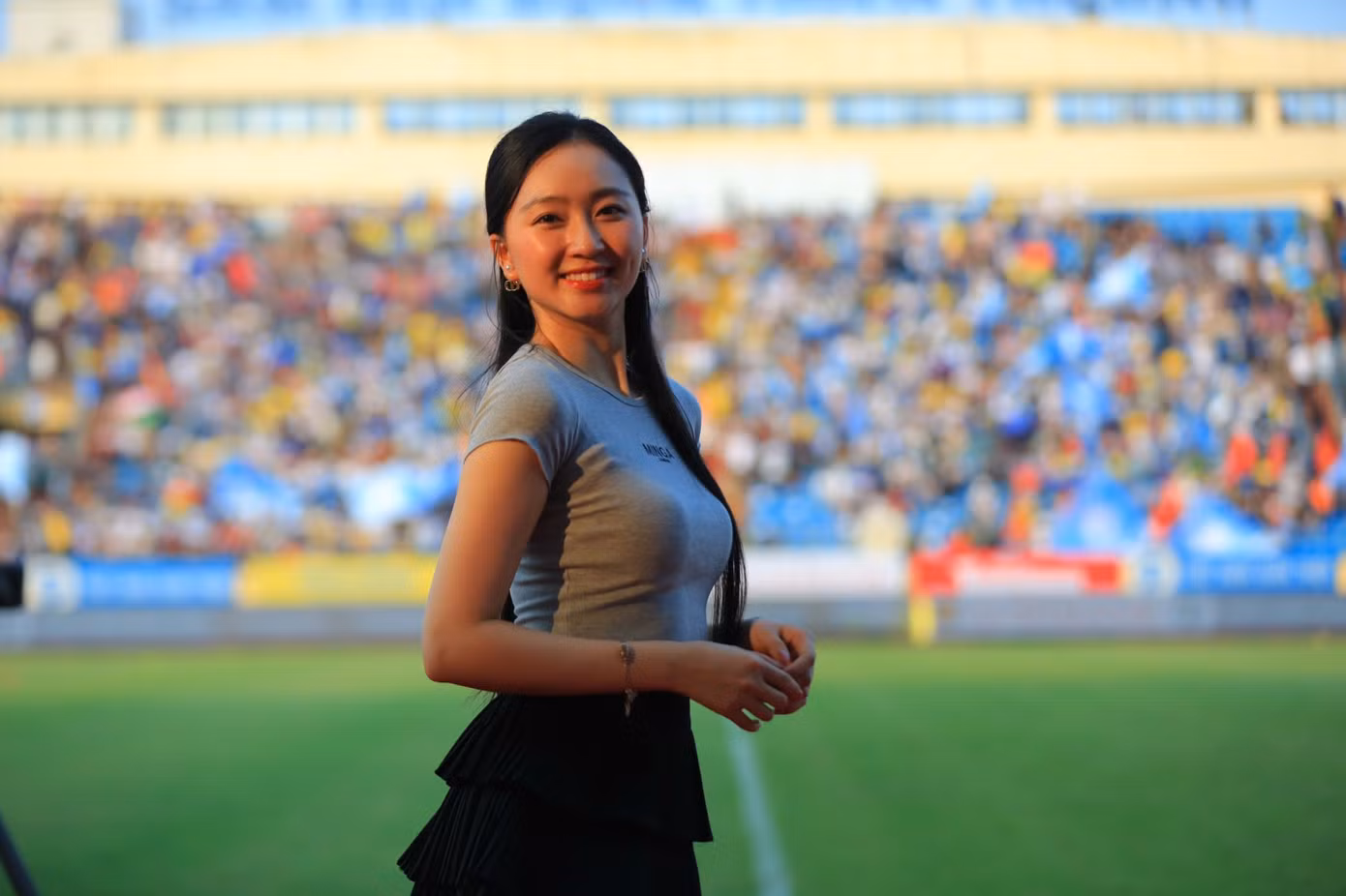 Người đẹp Kim Trà My hồi hộp khi CLB Thép Xanh Nam Định và Đông Á Thanh Hóa chuẩn bị bước vào thi đấu chính thức. “Tôi cổ vũ cho cả hai CLB, hy vọng họ sẽ cống hiến cho khán giả những pha bóng đẹp mắt, lối chơi kỹ thuật. Dù Thép Xanh Nam Định hay Đông Á Thanh Hóa giành Siêu cúp, tôi tin rằng họ hoàn toàn xứng đáng. Vốn dĩ đây là trận đấu của những người hùng”, người đẹp Kim Trà My chia sẻ.
