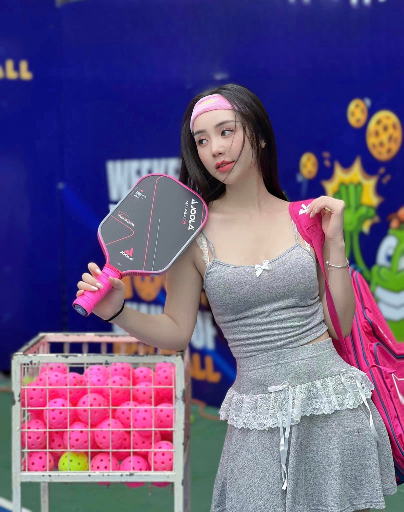 Hình ảnh Quỳnh Kool mặc váy ngắn, áo hai dây đi tập Pickleball.