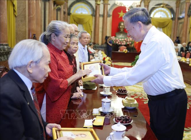 Tổng Bí thư, Chủ tịch nước Tô Lâm tặng ảnh chân dung Chủ tịch Hồ Chí Minh cho các cán bộ từng phục vụ Người tại Phủ Chủ tịch giai đoạn 1954 - 1969. Ảnh: Lâm Khánh/TTXVN