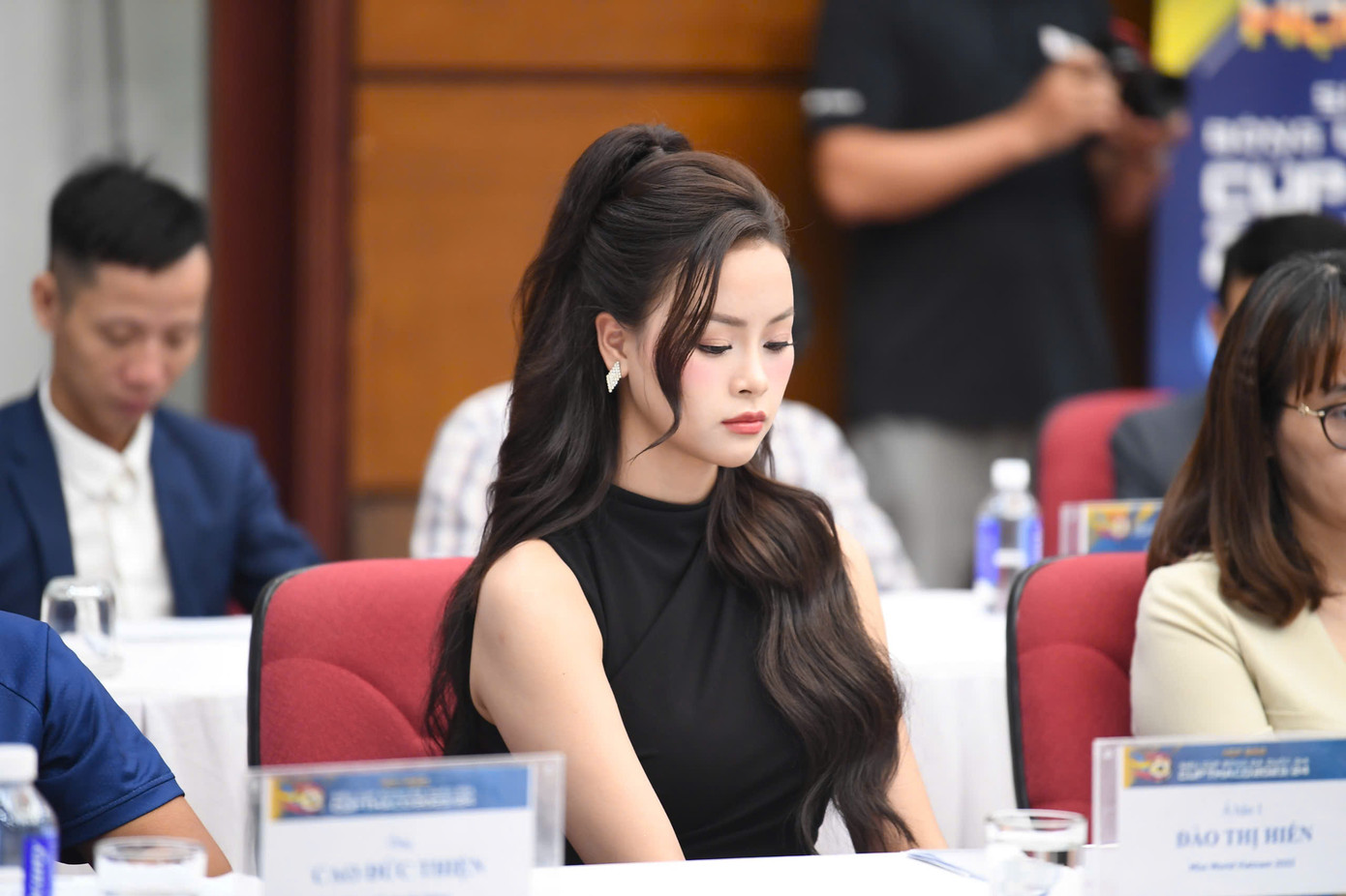 Á hậu Đào Hiền cho biết cô thích cả hai đội bóng nhưng trái tim hướng về những chàng trai của Đông Á Thanh Hóa. Á hậu Đào Hiền cho biết cô thích cả hai đội bóng nhưng trái tim hướng về những chàng trai của Đông Á Thanh Hóa.