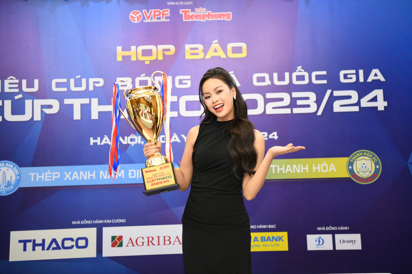 “Ở Siêu Cúp Quốc gia 2023, Đông Á Thanh Hóa đã giành chiến thắng 3-1 trước Công an Hà Nội, sau đó thẳng tiến ở Cúp Quốc gia 2023/2024 và bảo vệ thành công ngôi vô địch. Tôi hy vọng họ sẽ bảo vệ thành công ngôi vương và giành Siêu cúp Quốc gia lần thứ ba trong lịch sử”, Đào Hiền nói. “Ở Siêu Cúp Quốc gia 2023, Đông Á Thanh Hóa đã giành chiến thắng 3-1 trước Công an Hà Nội, sau đó thẳng tiến ở Cúp Quốc gia 2023/2024 và bảo vệ thành công ngôi vô địch. Tôi hy vọng họ sẽ bảo vệ thành công ngôi vương và giành Siêu cúp Quốc gia lần thứ ba trong lịch sử”, Đào Hiền nói.