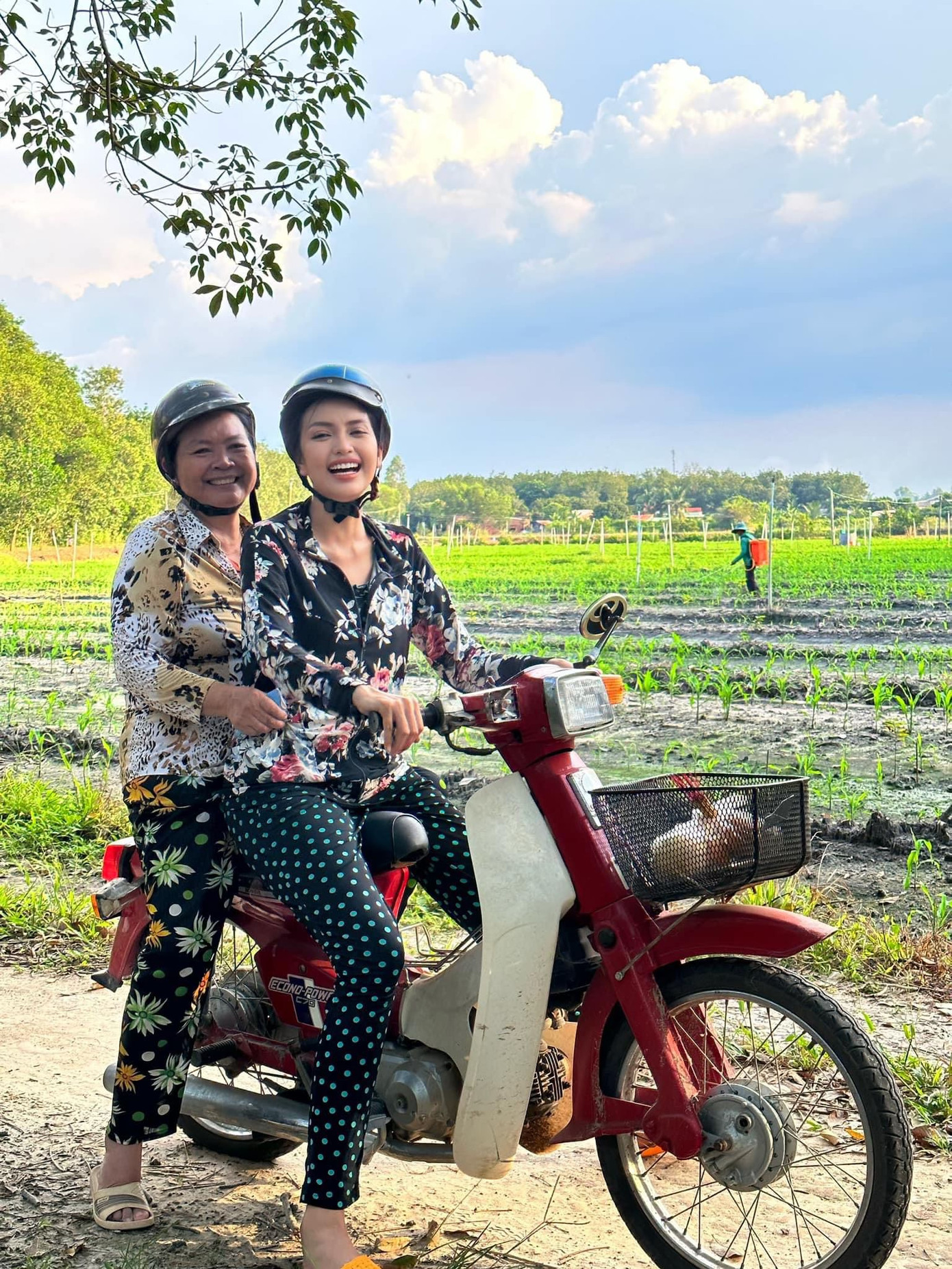 Hoa hậu Ngọc Châu và mẹ.