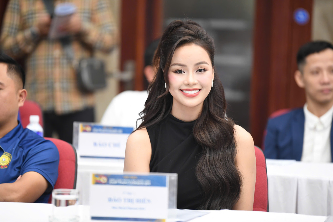 Chiều 26/8, họp báo Siêu Cúp bóng đá Quốc gia - Cúp THACO 2023/2024 diễn ra tại Hà Nội. Góp mặt tại sự kiện, Á hậu Đào Hiền bày tỏ sự hào hứng khi chuẩn bị chứng kiến trận cầu nảy lửa giữa CLB Thép Xanh Nam Định - đội Vô địch Quốc gia Night Wolf V-League 2023/2024 và CLB Đông Á Thanh Hóa - đội đoạt Cúp Quốc gia Casper 2023/2024. Chiều 26/8, họp báo Siêu Cúp bóng đá Quốc gia - Cúp THACO 2023/2024 diễn ra tại Hà Nội. Góp mặt tại sự kiện, Á hậu Đào Hiền bày tỏ sự hào hứng khi chuẩn bị chứng kiến trận cầu nảy lửa giữa CLB Thép Xanh Nam Định - đội Vô địch Quốc gia Night Wolf V-League 2023/2024 và CLB Đông Á Thanh Hóa - đội đoạt Cúp Quốc gia Casper 2023/2024.