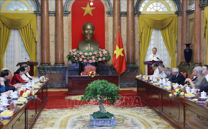 Tổng Bí thư, Chủ tịch nước Tô Lâm nói chuyện với các cán bộ từng phục vụ Chủ tịch Hồ Chí Minh tại Phủ Chủ tịch giai đoạn 1954 - 1969. Ảnh: Lâm Khánh/TTXVN