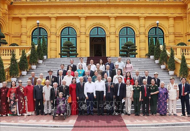 Tổng Bí thư, Chủ tịch nước Tô Lâm và đại biểu chụp ảnh chung với các cán bộ từng phục vụ Chủ tịch Hồ Chí Minh tại Phủ Chủ tịch giai đoạn 1954 - 1969. Ảnh: Lâm Khánh/TTXVN