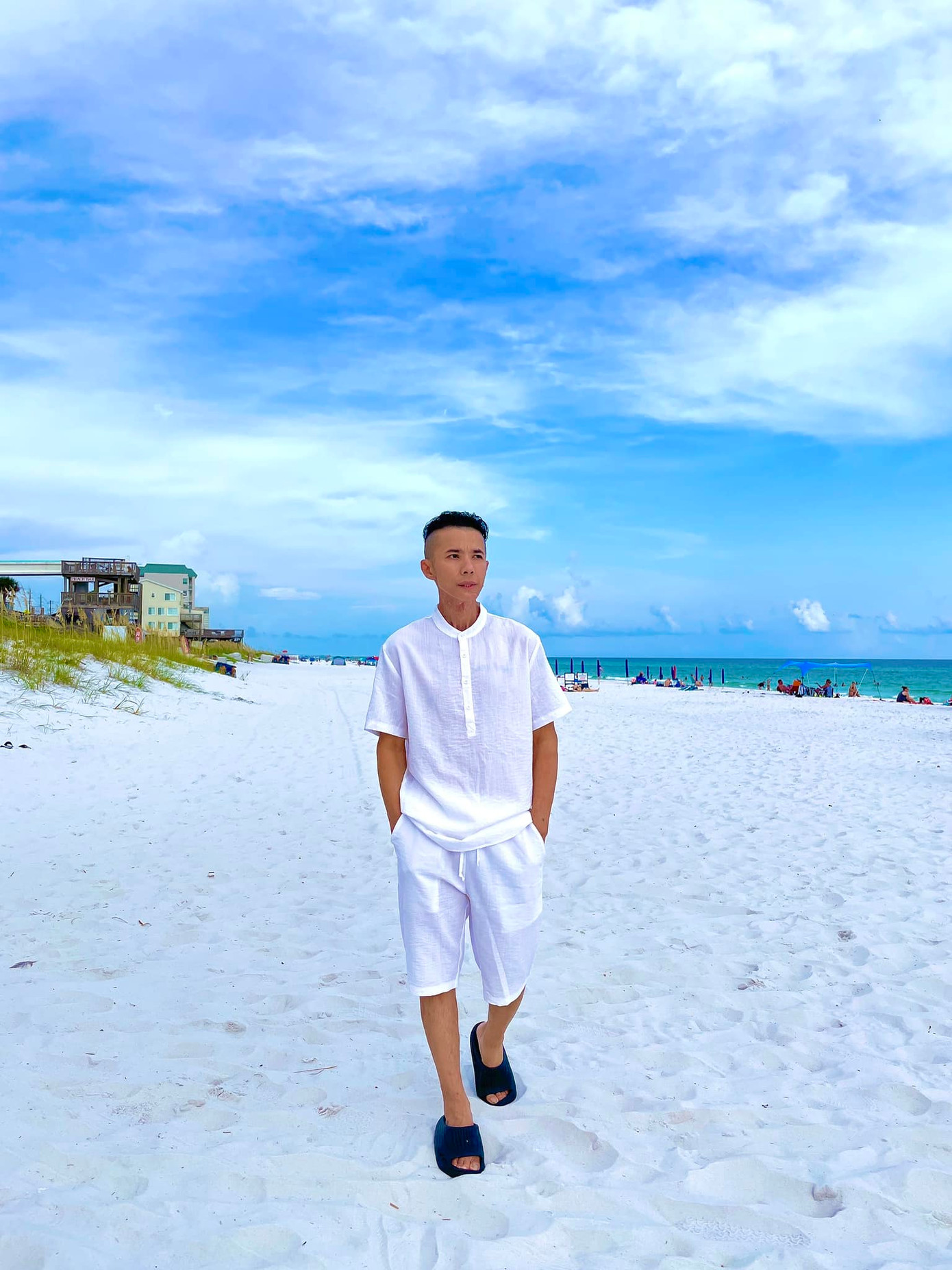 Hình ảnh Kasim Hoàng Vũ trước đây và hiện tại. Do mắc căn bệnh viêm khớp xương hàm, nam ca sĩ sụt cân trầm trọng.