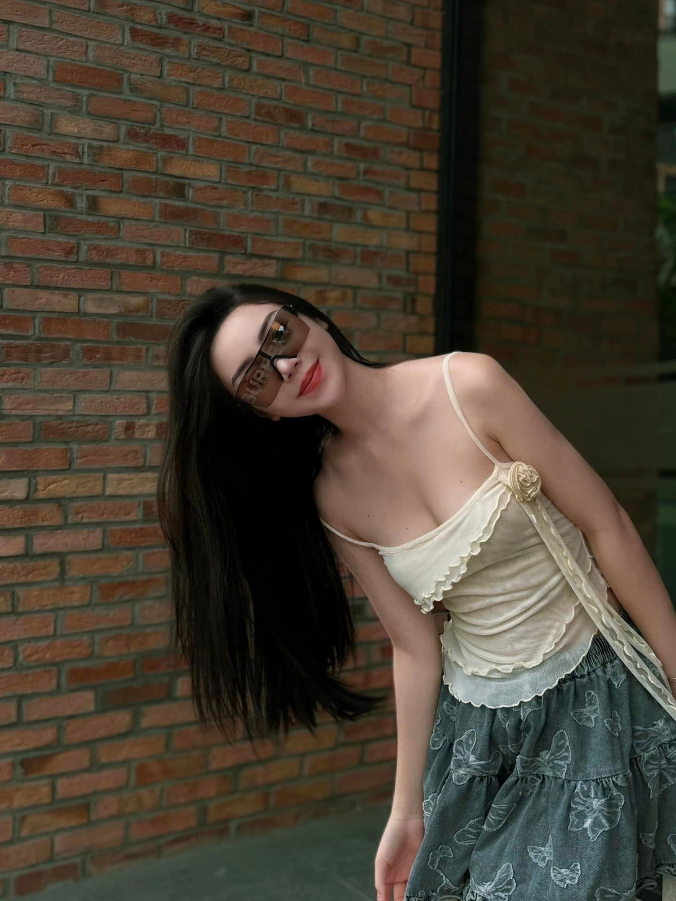 Đời thường Quỳnh Kool chuộng phong cách sexy với áo, váy hai dây.