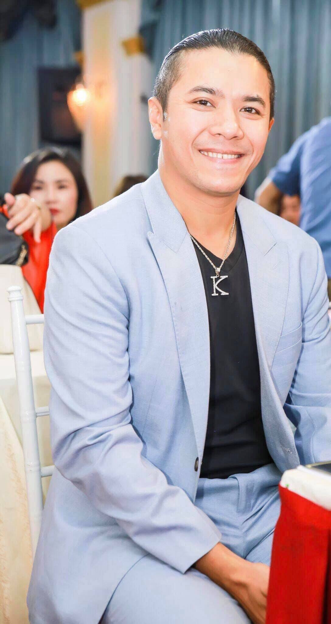 Hình ảnh Kasim Hoàng Vũ trước đây và hiện tại. Do mắc căn bệnh viêm khớp xương hàm, nam ca sĩ sụt cân trầm trọng.