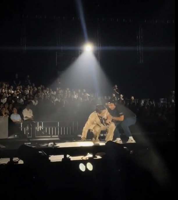 Khoảnh khắc Hà Anh Tuấn gặp sự cố trong đêm nhạc 17/8.