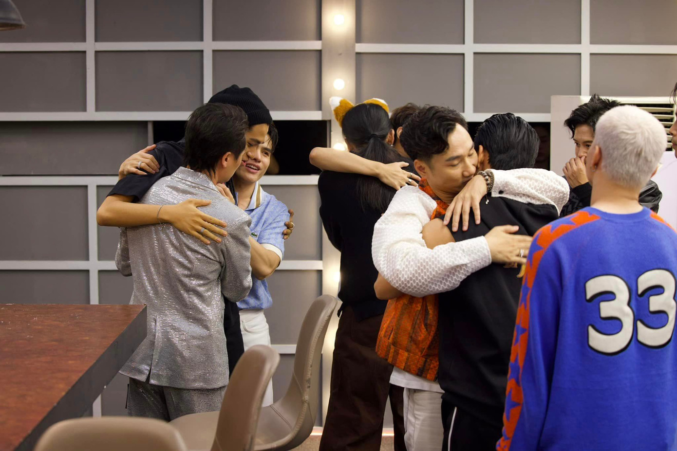 Một số khoảnh khắc trong tập 6 chương trình Anh trai vượt ngàn chông gai.