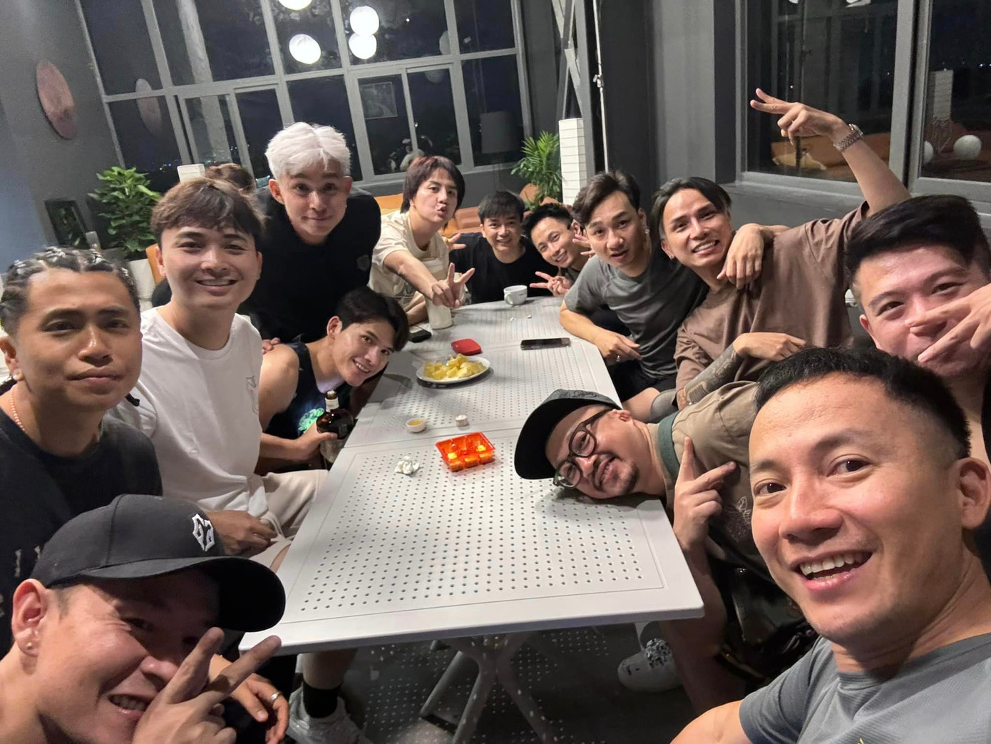 Hậu trường không lên sóng của MC Thành Trung trong Anh trai vượt ngàn chông gai.