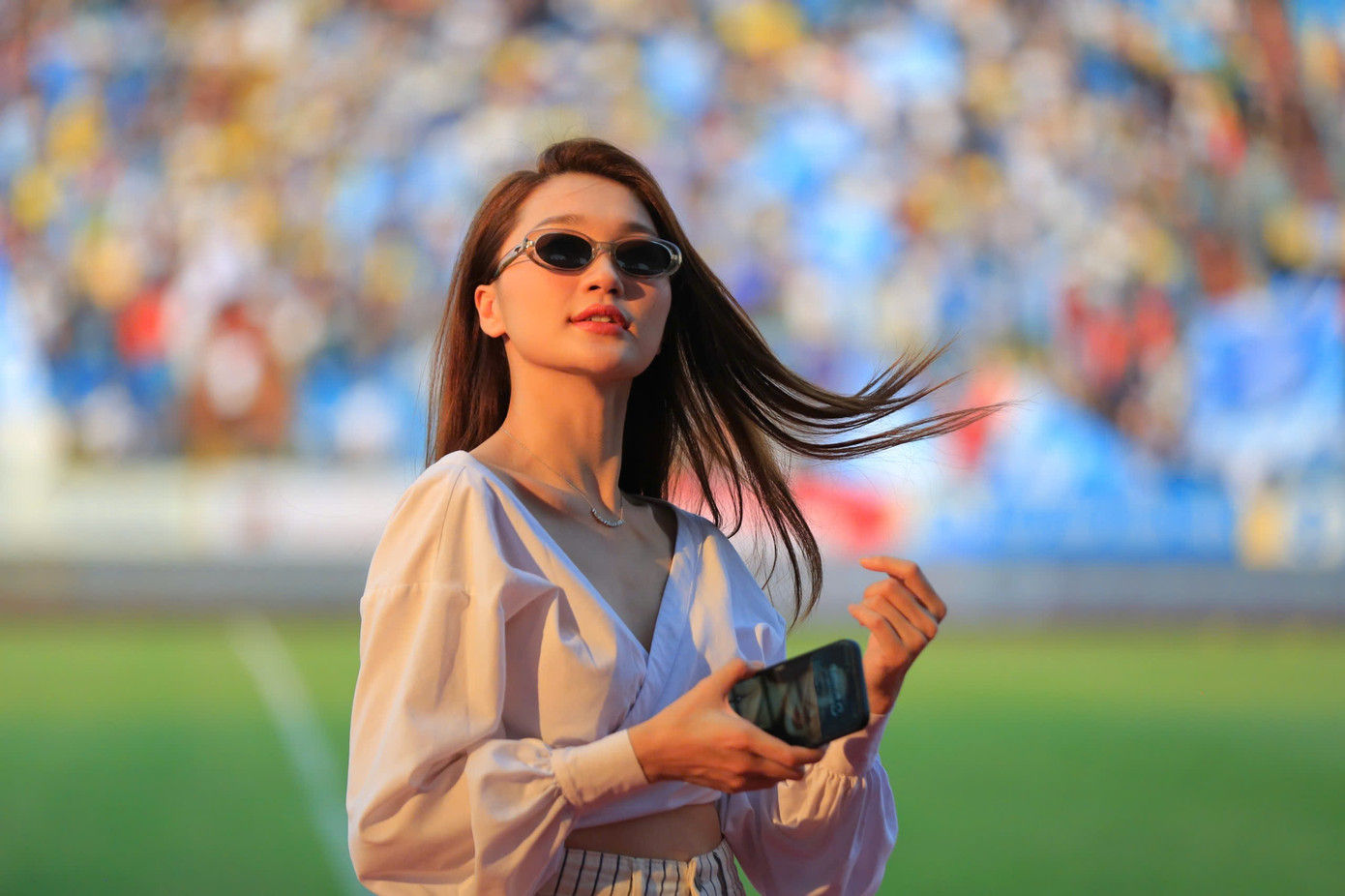 Có mặt trên sân Thiên Trường, người đẹp Ngọc Nữ bất ngờ khi lượng cổ động viên đổ về ngày càng nhiều, lấp kín khán đài.