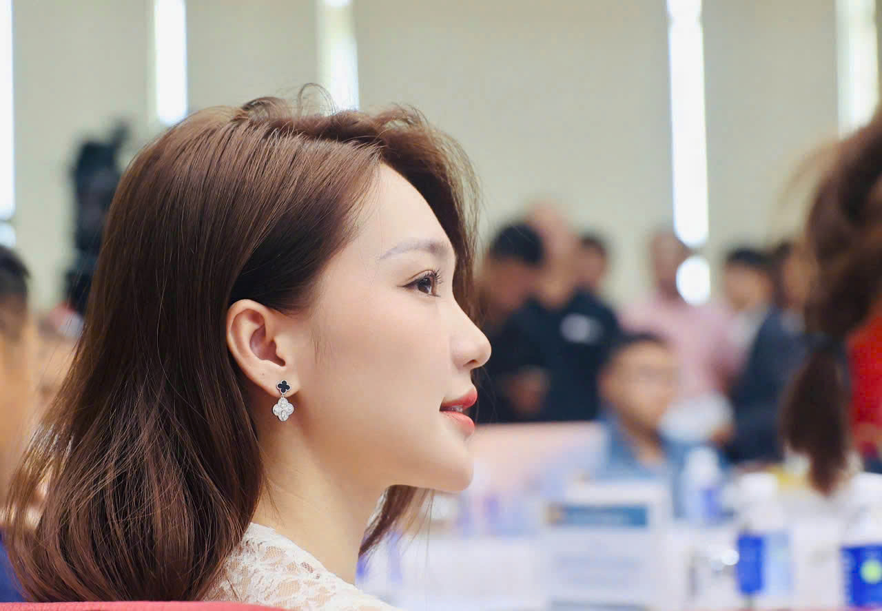 Ngọc Nữ dự đoán Thép Xanh Nam Định sẽ soán ngôi vương của Đông Á Thanh Hóa. Cô đánh giá cao đội hình của HLV Vũ Hồng Việt gồm: Hendrio, Nguyễn Phong Hồng Duy, Nguyễn Văn Toàn, Trần Nguyên Mạnh, Rafaelson… Ngọc Nữ dự đoán Thép Xanh Nam Định sẽ soán ngôi vương của Đông Á Thanh Hóa. Cô đánh giá cao đội hình của HLV Vũ Hồng Việt gồm: Hendrio, Nguyễn Phong Hồng Duy, Nguyễn Văn Toàn, Trần Nguyên Mạnh, Rafaelson…