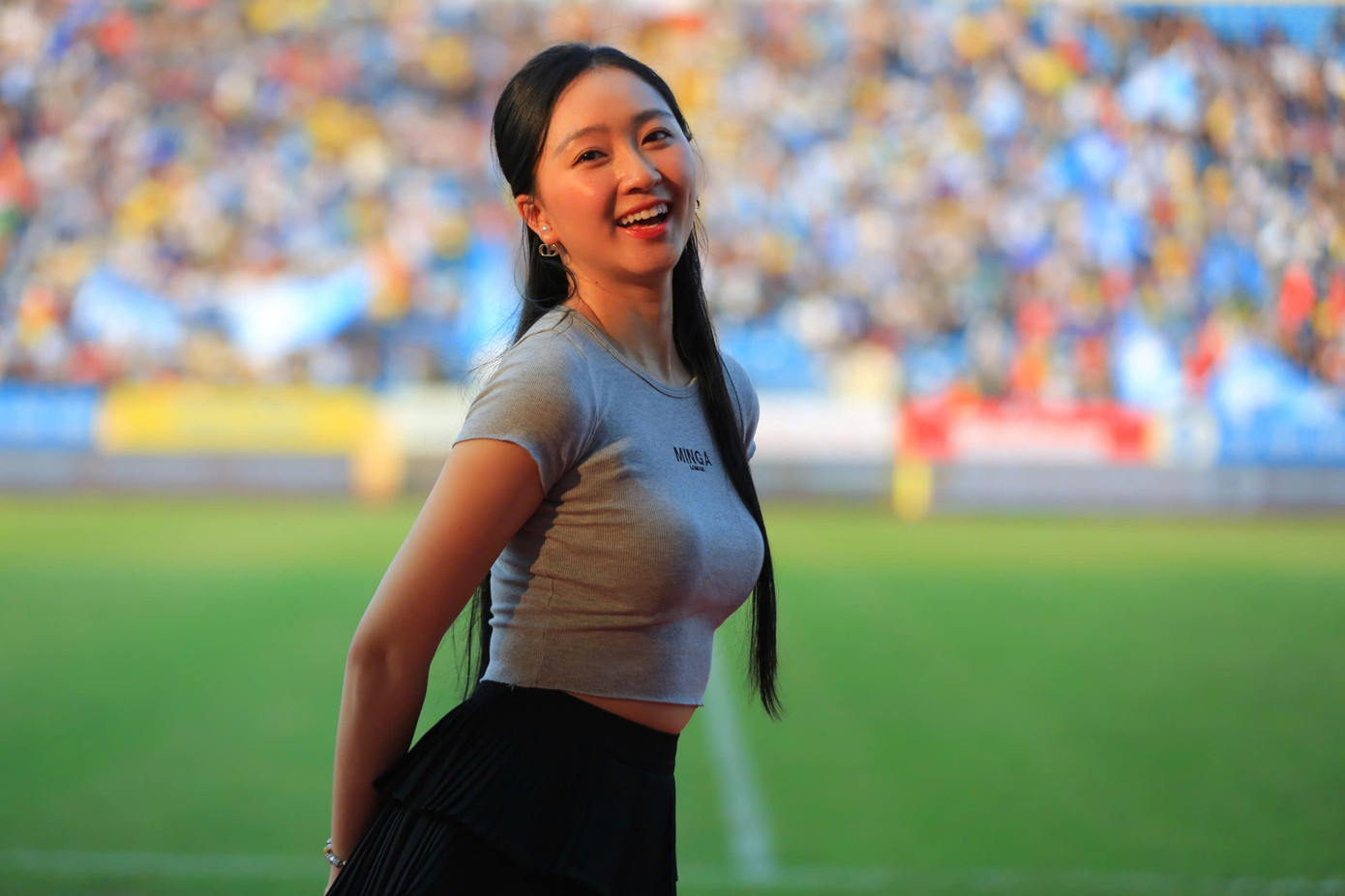 Người đẹp Kim Trà My hồi hộp khi CLB Thép Xanh Nam Định và Đông Á Thanh Hóa chuẩn bị bước vào thi đấu chính thức. “Tôi cổ vũ cho cả hai CLB, hy vọng họ sẽ cống hiến cho khán giả những pha bóng đẹp mắt, lối chơi kỹ thuật. Dù Thép Xanh Nam Định hay Đông Á Thanh Hóa giành Siêu cúp, tôi tin rằng họ hoàn toàn xứng đáng. Vốn dĩ đây là trận đấu của những người hùng”, người đẹp Kim Trà My chia sẻ.