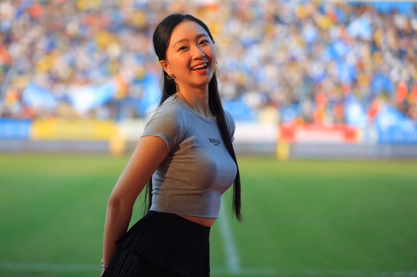 Người đẹp Kim Trà My hồi hộp khi CLB Thép Xanh Nam Định và Đông Á Thanh Hóa chuẩn bị bước vào thi đấu chính thức. “Tôi cổ vũ cho cả hai CLB, hy vọng họ sẽ cống hiến cho khán giả những pha bóng đẹp mắt, lối chơi kỹ thuật. Dù Thép Xanh Nam Định hay Đông Á Thanh Hóa giành Siêu cúp, tôi tin rằng họ hoàn toàn xứng đáng. Vốn dĩ đây là trận đấu của những người hùng”, người đẹp Kim Trà My chia sẻ.