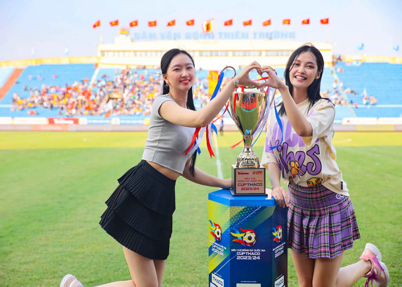 “Ở trận siêu cúp năm ngoái, Đông Á Thanh Hóa đã giành chiến thắng một cách thuyết phục. Tuy nhiên, Thép Xanh Nam Định đang khẳng định họ là đối thủ nặng ký. Hơn nữa, được thi đấu trên quê nhà, đương kim Vô địch Quốc gia như được tiếp thêm sức mạnh”, người đẹp Kim Trà My cho biết thêm.