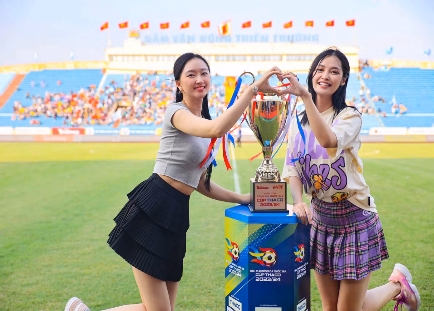 “Ở trận siêu cúp năm ngoái, Đông Á Thanh Hóa đã giành chiến thắng một cách thuyết phục. Tuy nhiên, Thép Xanh Nam Định đang khẳng định họ là đối thủ nặng ký. Hơn nữa, được thi đấu trên quê nhà, đương kim Vô địch Quốc gia như được tiếp thêm sức mạnh”, người đẹp Kim Trà My cho biết thêm.