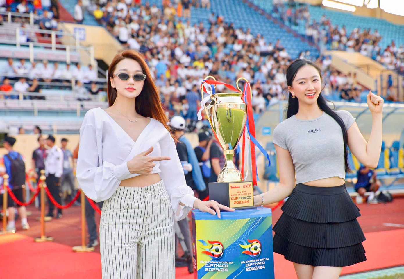 “Ở trận siêu cúp năm ngoái, Đông Á Thanh Hóa đã giành chiến thắng một cách thuyết phục. Tuy nhiên, Thép Xanh Nam Định đang khẳng định họ là đối thủ nặng ký. Hơn nữa, được thi đấu trên quê nhà, đương kim Vô địch Quốc gia như được tiếp thêm sức mạnh”, người đẹp Kim Trà My cho biết thêm.