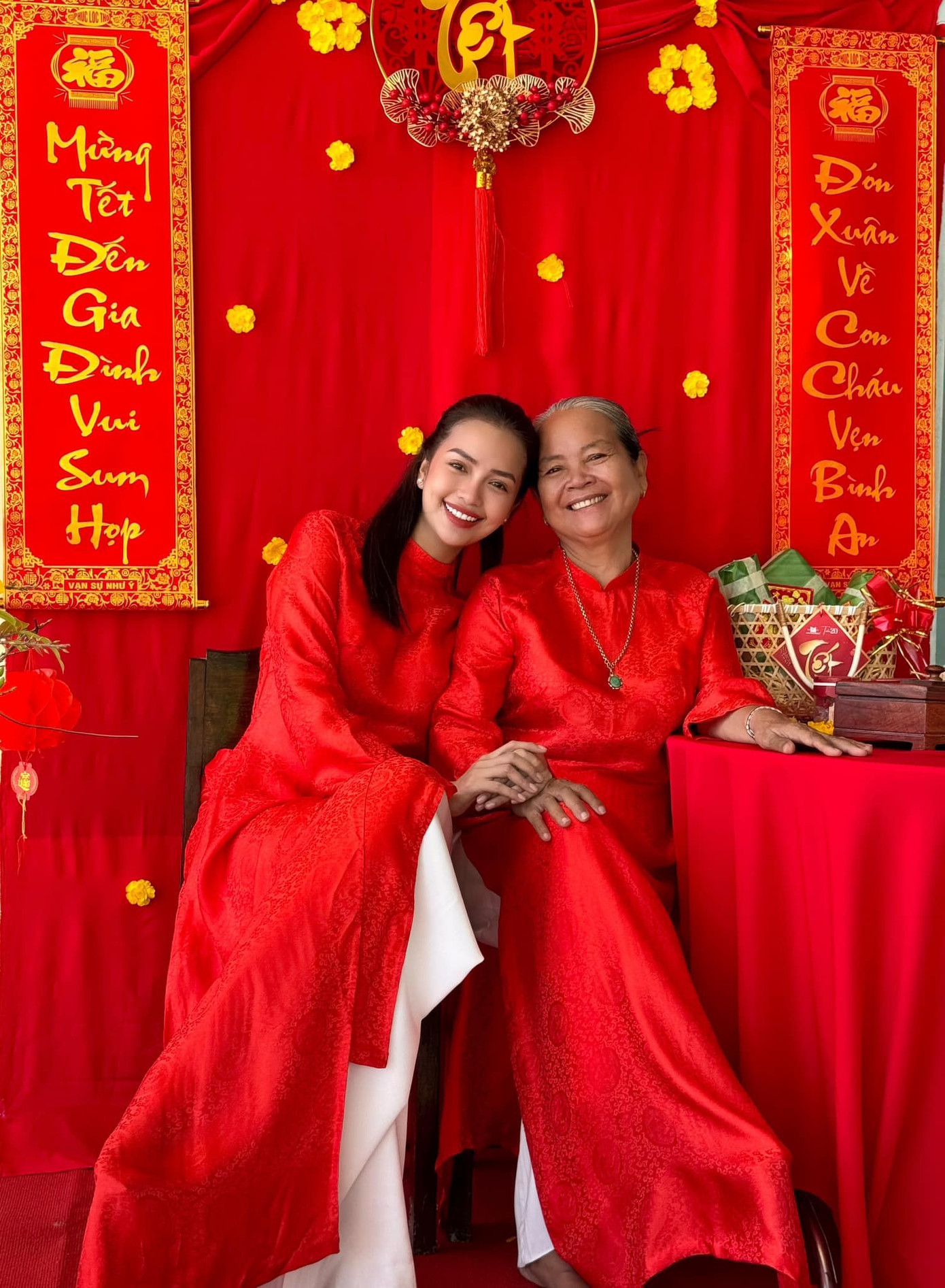 Những hình ảnh cuối bên mẹ được Hoa hậu Ngọc Châu chia sẻ.