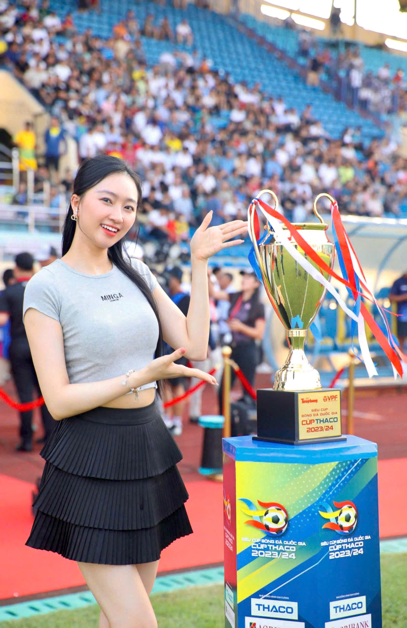 “Ở trận siêu cúp năm ngoái, Đông Á Thanh Hóa đã giành chiến thắng một cách thuyết phục. Tuy nhiên, Thép Xanh Nam Định đang khẳng định họ là đối thủ nặng ký. Hơn nữa, được thi đấu trên quê nhà, đương kim Vô địch Quốc gia như được tiếp thêm sức mạnh”, người đẹp Kim Trà My cho biết thêm.