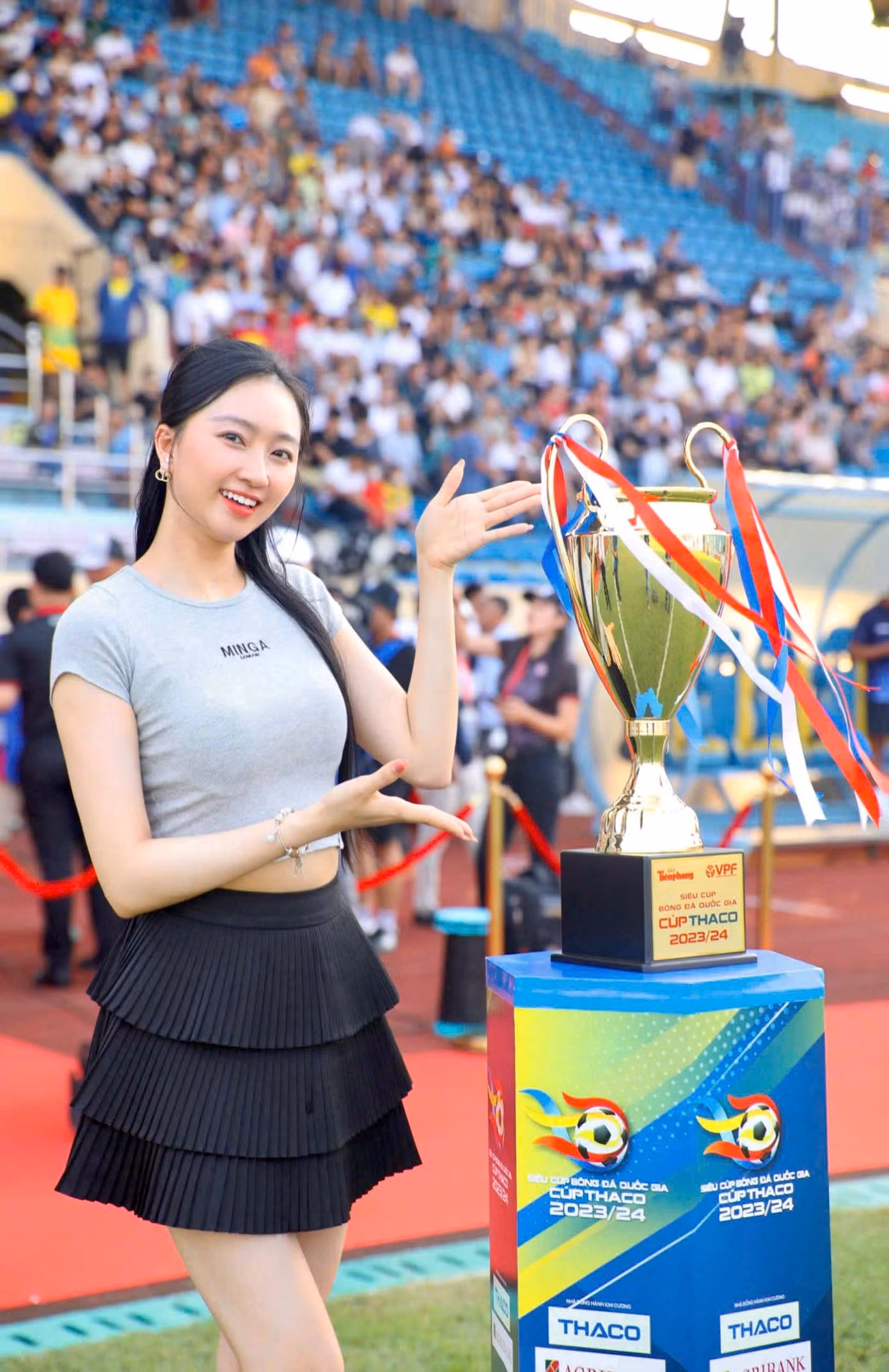 “Ở trận siêu cúp năm ngoái, Đông Á Thanh Hóa đã giành chiến thắng một cách thuyết phục. Tuy nhiên, Thép Xanh Nam Định đang khẳng định họ là đối thủ nặng ký. Hơn nữa, được thi đấu trên quê nhà, đương kim Vô địch Quốc gia như được tiếp thêm sức mạnh”, người đẹp Kim Trà My cho biết thêm.