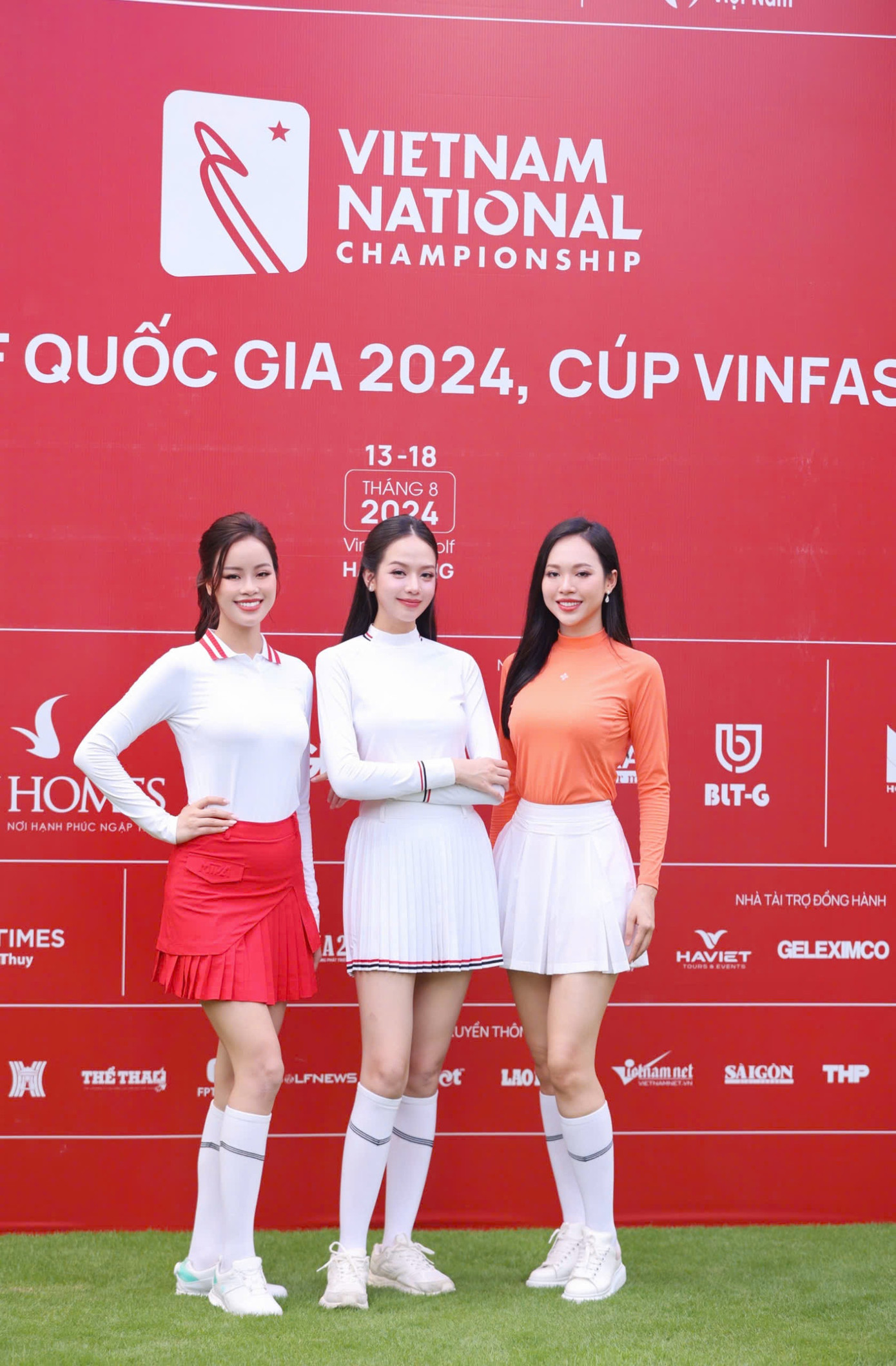 Ba người đẹp diện váy ngắn trẻ trung, năng động giúp khoe vóc dáng thon gọn, quyến rũ.