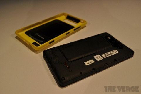 Bên trong ốp lưng của Lumia 820, viên pin dung lượng 1.650mAh