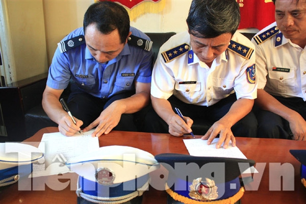 Đại diện của Việt Nam và Trung Quốc ký nhận giao trả ngư dân