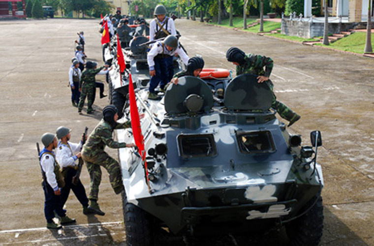 BTR-60 có khả năng chở 16 lính cùng đầy đủ trang bị, tất nhiên xe cũng có khả năng bơi (trên mặt nước) tốt. Trong tương lai gần, BTR-60PB và PT-76 vẫn là những phương tiên cơ giới chủ lực của Hải quân Đánh bộ Việt Nam. Nguồn: Vnmedia