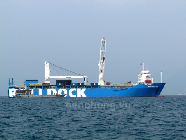 Tàu HQ524 của Vùng 4 Hải quân tiếp cận tàu Rolldock