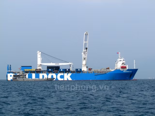 Tàu HQ524 của Vùng 4 Hải quân tiếp cận tàu Rolldock