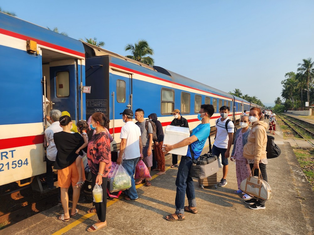 Đường sắt đã bắt đầu có lãi sau 3 năm lỗ liên tiếp. Đường sắt đã bắt đầu có lãi sau 3 năm lỗ liên tiếp.