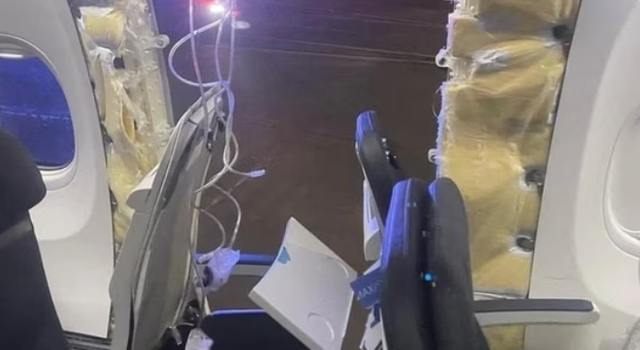 Cửa chiếc máy bay B737 Max-9 của hãng hàng không Alaska Airlines (Mỹ) bung khi đang bay. Cửa chiếc máy bay B737 Max-9 của hãng hàng không Alaska Airlines (Mỹ) bung khi đang bay.